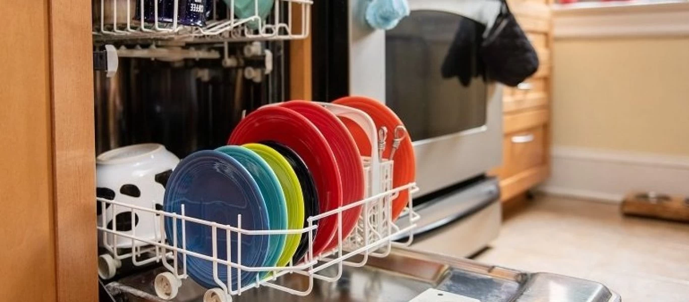 Έτσι θα κάνετε εύκολα και γρήγορα εσωτερικό καθαρισμό και απολύμανση στο πλυντήριο πιάτων (βίντεο)